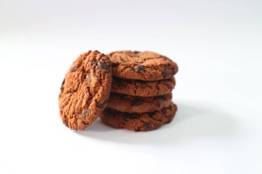 Beyaz arkaplanda çikolata parçalı kurabiyeler