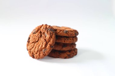 Beyaz arkaplanda çikolata parçalı kurabiyeler