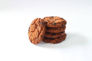 Beyaz arkaplanda çikolata parçalı kurabiyeler