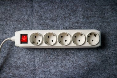 Switch ile Güç Şeridi: Gri arkaplandaki Elektrik Uygulamaları için Çoklu Soket Prizi