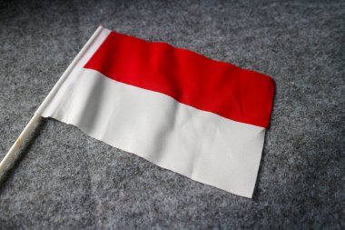Gri arka planda Endonezya bayrağı. Endonezya bayrak sembolleri.