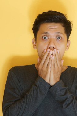 Genç Asyalı adamı ağzında eliyle şok etti.