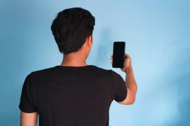 Asyalı bir adamın cep telefonuna bakışı...