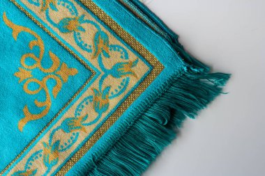 Beyaz arkaplanda izole edilmiş dua paspasını kapat