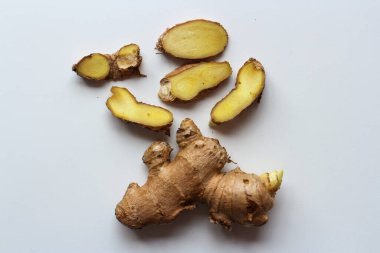 Beyaz arka plan üzerinde izole zencefil kökü dilimleri