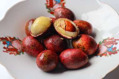 Tabakta Matoa meyvesi (Pometia pinnata), Papua, Endonezya 'nın tipik bir meyvesidir.