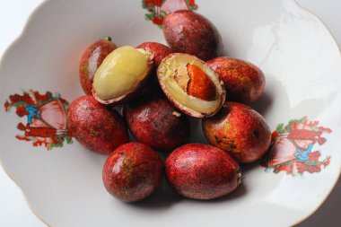 Tabakta Matoa meyvesi (Pometia pinnata), Papua, Endonezya 'nın tipik bir meyvesidir.