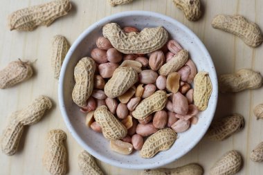 Tahta bir masadaki kasedeki fıstıklar