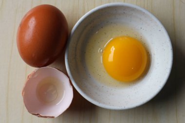 Kırık ve beyaz arka plan üzerinde bütün tavuk yumurta