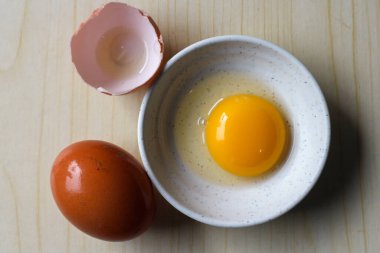 Kırık ve beyaz arka plan üzerinde bütün tavuk yumurta