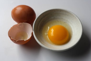 Kırık ve beyaz arka plan üzerinde bütün tavuk yumurta