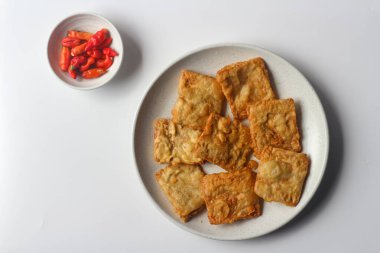 Kızarmış tempeh, Endonezya 'nın popüler sokak yemeklerinden biri olan kırmızı biberle servis edilir..