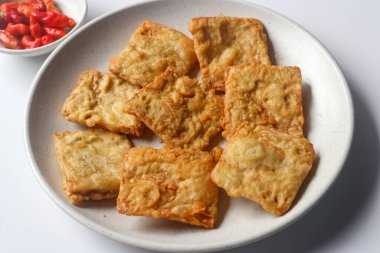 Kızarmış tempeh, Endonezya 'nın popüler sokak yemeklerinden biri olan kırmızı biberle servis edilir..