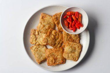 Kızarmış tempeh, Endonezya 'nın popüler sokak yemeklerinden biri olan kırmızı biberle servis edilir..