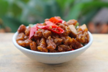 Orek tempe ya da Sauteed Tempe otlar, sarımsak, soğan, kırmızı biber, uzun fasulye ve soya soslu tipik bir Endonezya mutfağıdır.