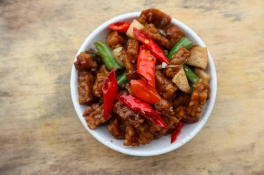 Orek tempe ya da Sauteed Tempe otlar, sarımsak, soğan, kırmızı biber, uzun fasulye ve soya soslu tipik bir Endonezya mutfağıdır.