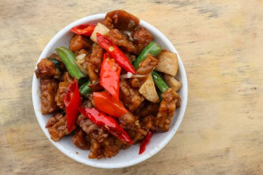 Orek tempe ya da Sauteed Tempe otlar, sarımsak, soğan, kırmızı biber, uzun fasulye ve soya soslu tipik bir Endonezya mutfağıdır.