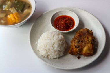 Pilavlı kızarmış tavuk ve beyaz arka planda Sayur asem.