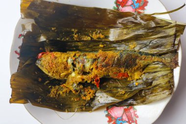 Beyaz arka planda izole edilmiş beyaz bir tabakta Pepes ikan kembung 