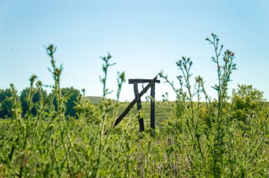 Kırsaldaki tarlada tahta bir direk.