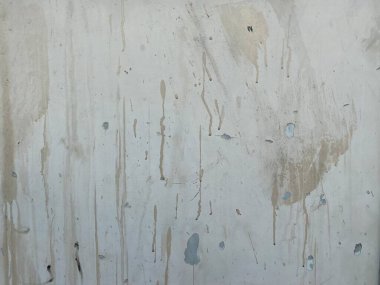 Bir sürü çatlağı olan paslı metal bir duvar.