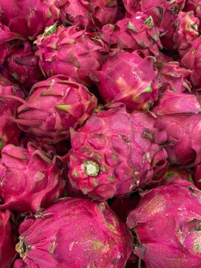 pazarda taze kırmızı ejderha meyvesi