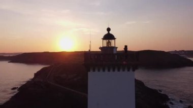 phare en bretagne au lever du jour