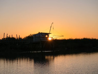 cabane  carrelet au lever du jour