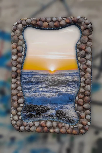 Güzel bir gün batımı fotoğrafı olan fotoğraf çerçevesi.