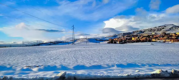 Kışın karla kaplı dağlar ve tepelerin yatay görüntüsü