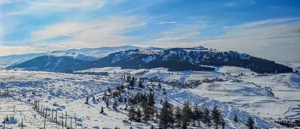 Kışın karla kaplı dağlar ve tepelerin yatay görüntüsü