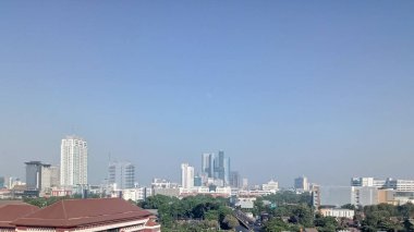 Surabaya sehri gökdelenleri ve mavi gökyüzü, Endonezya