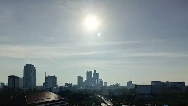 Şehirdeki modern mimari, Endonezya 'daki Surabaya kentinin panoramik manzarası