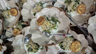 Pecel, Endonezya 'da özellikle Doğu Java' da olmak üzere çeşitli etkinliklerin ana yemeğidir. Pekel, pirinç, filizlenmiş sebze, ıspanak sebzesi, uzun fasulye ve fıstık sosundan oluşan lezzetli bir Endonezya yemeğidir.. 