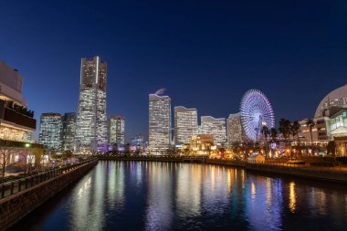 Yokohama 'daki Minato Mirai' nin gece görüşü.