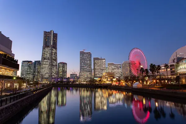 Yokohama 'daki Minato Mirai' nin gece görüşü.