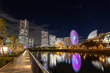 Yokohama, Japonya 'dan Minato Mirai' nin gece görüşü.