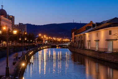 Hokkaido 'daki Otaru Kanalı gece görüşü.