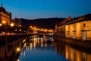Hokkaido 'daki Otaru Kanalı gece görüşü.
