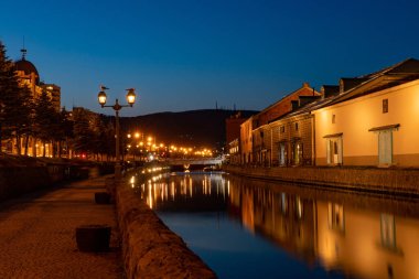Hokkaido 'daki Otaru Kanalı gece görüşü.