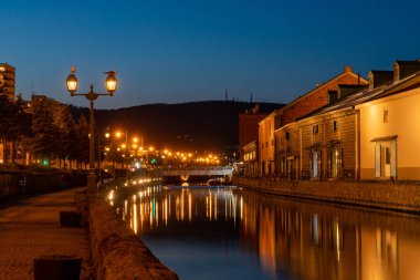 Hokkaido 'daki Otaru Kanalı gece görüşü.