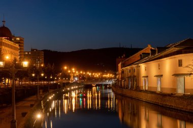 Hokkaido 'daki Otaru Kanalı gece görüşü.