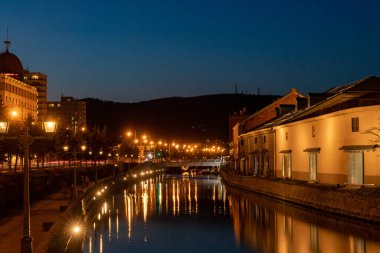 Hokkaido 'daki Otaru Kanalı gece görüşü.