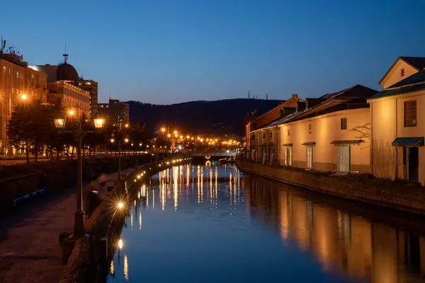Hokkaido 'daki Otaru Kanalı gece görüşü.