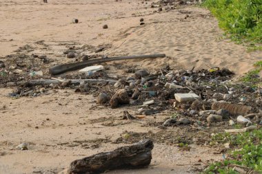 Deniz dalgaları sırt plastik atıkları, çöp atıkları, sahil kenarı atıkları. Sahildeki döküntüler.