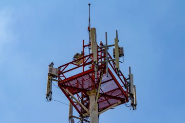 Gökyüzü arka planında mobil iletişim anteniName