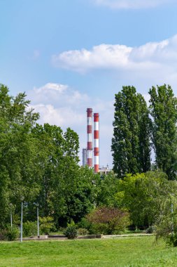 Ormandaki elektrik santrali.