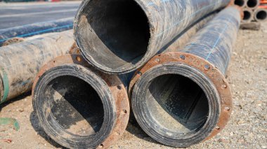 Sanayi bölgesindeki inşaat için büyük borular..