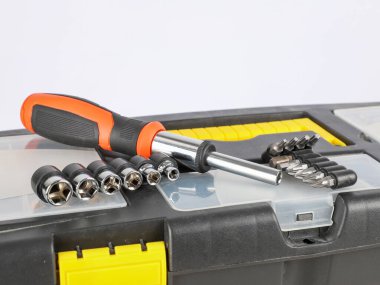 Araç kutusu ve ataşeleri olan tornavida