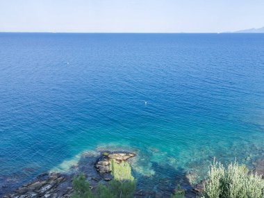 Yazın berrak suyu olan güzel mavi deniz kıyısı manzarası